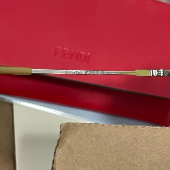 NIB Women’s One Size (51mm) Fendi Cat Eye Frame Sunglasses 100% UV Protection - Picture 12 of 15